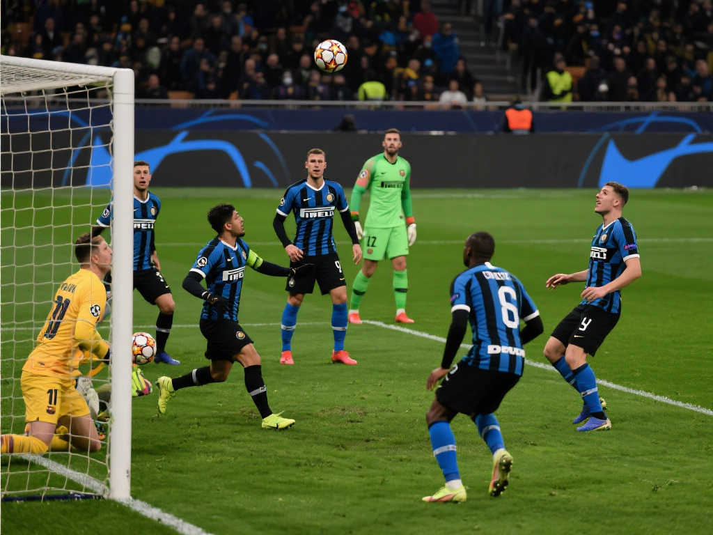 欧冠惊天逆转4-3！国米2-3落后连扳两球绝杀巴萨